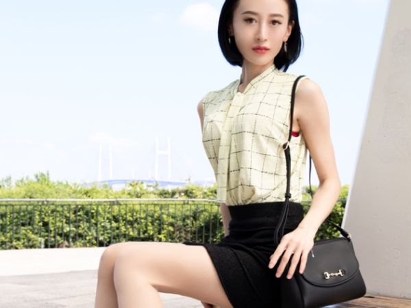 【美熟女×人妻】セックスレスに耐えきれず、他人棒を求めて不倫に走る美人奥様！飢えたマ○コを手マンで責められ、大洪水の愛液を垂れ流し、性欲を爆発させるドスケベSEX！