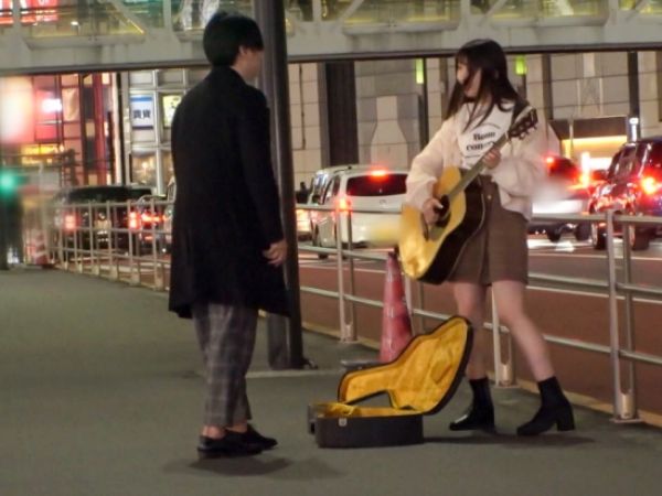 【高額投げ銭ナンパ】『彼氏には内緒だよ…』路上ミュージシャンのお姉さんに100万渡したらホテルでエッチなご褒美！背面座位で激しく腰振り、立ちバックで絶頂！現ナマの魔力で彼氏持ち女子が堕ちる瞬間！