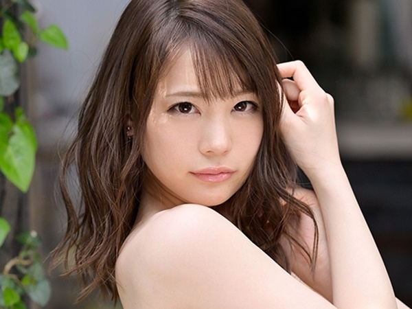 【美少女の過激な3P体験】『顔にぶっかけて…』整ったルックスの彼女が、背徳の3Pプレイに挑戦！ドロドロのザーメンを顔中に浴びて、快感に悶える姿は必見！激しすぎるセックスで、可愛い顔がエロく歪む瞬間を捉えた♡