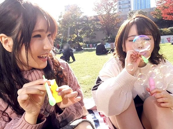 【芝生でエッチなJD狩り】『えっ、ここでするの？』無邪気な女子大生2人が、野外でまさかの生ハメ体験！正常位で突かれて、可愛い顔で感じまくり♥