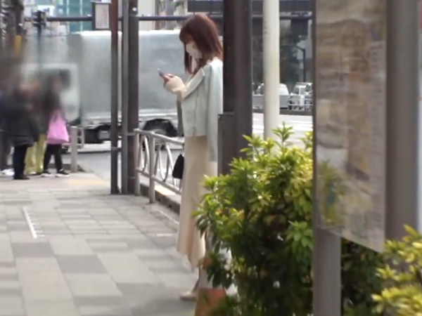 【若妻の危険な火遊【美熟女ナンパ】30代とは思えない美ボディ人妻！子持ちとは思えない色気ムンムンの人妻が夫以外のチ○ポで激しく突かれ快楽に溺れる！び】『ダメ…夫にバレちゃう…』30代とは思えない美ボディ人妻が、禁断の不倫セックスに溺れる！Tバックから溢れる美尻がエロすぎる！♡