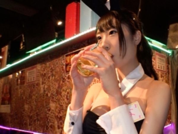【バニー娘の甘い誘惑】『シャンパンで気分良くなっちゃった♡』ガールズバーの網タイツバニーが、童顔巨乳を武器にホテインSEX！2本のシャンパンで酔った勢いそのままに、エッチな本性をさらけ出す！