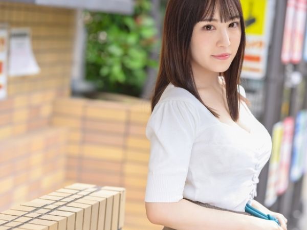 【元アイドルがお宅訪問】人気グループを辞めた美少女が素人宅で大胆サービス！おじさんチンポをペロペロご奉仕♡元アイドルがおまんこ貸し出し、性処理ペットと化す！エッチなご褒美タイム！