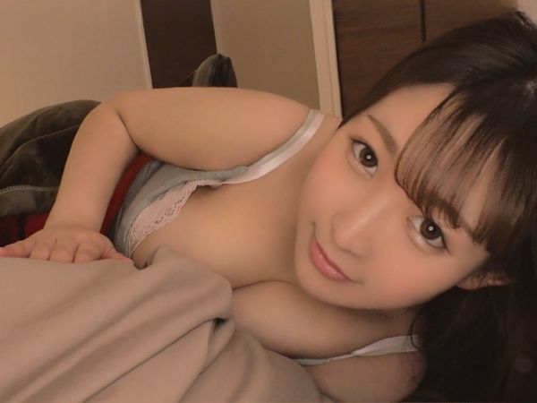 【夜這い痴女】『ねぇ、寝てるの？』巨乳美女が隣で寝てる彼氏を誘惑！悶々とした夜に、優しくエロくヌイてくれる夢のようなシチュエーション♡